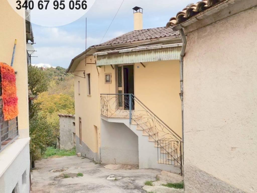 casa indipendente in vendita a L'Aquila in zona Sassa