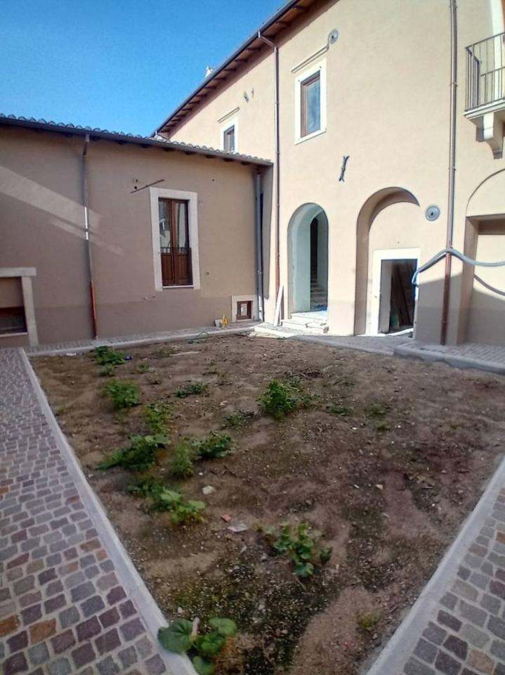 casa indipendente in vendita a L'Aquila in zona Centro Città