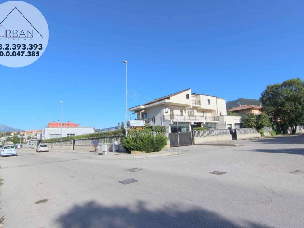 locale commerciale in vendita a L'Aquila in zona Pettino
