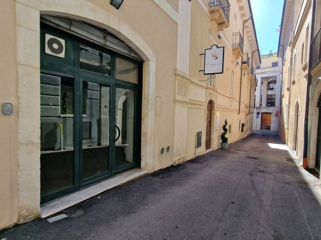 negozio in vendita a L'Aquila in zona Centro Città