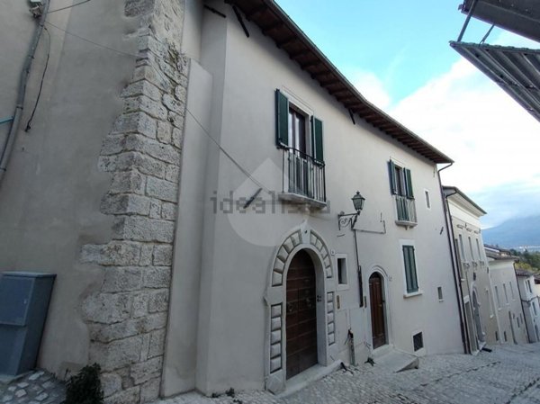 casa indipendente in vendita a L'Aquila in zona Centro Città