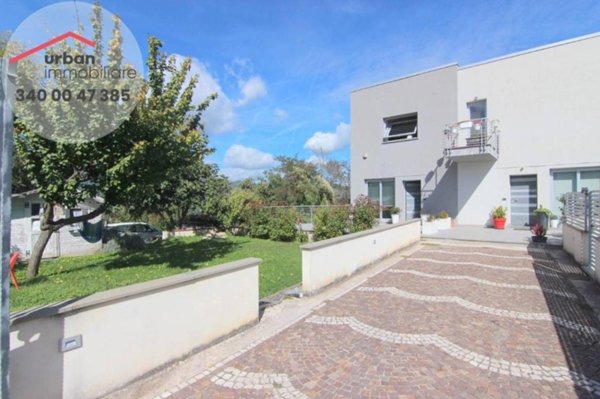 casa indipendente in vendita a L'Aquila in zona Genzano