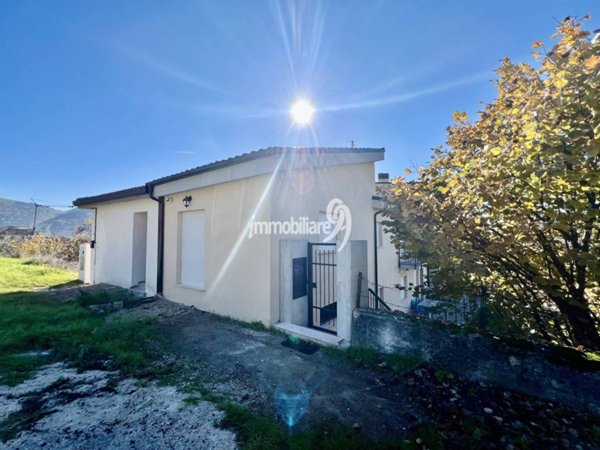 casa indipendente in vendita a L'Aquila in zona Tempera