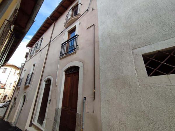 casa indipendente in vendita a L'Aquila in zona Centro Città