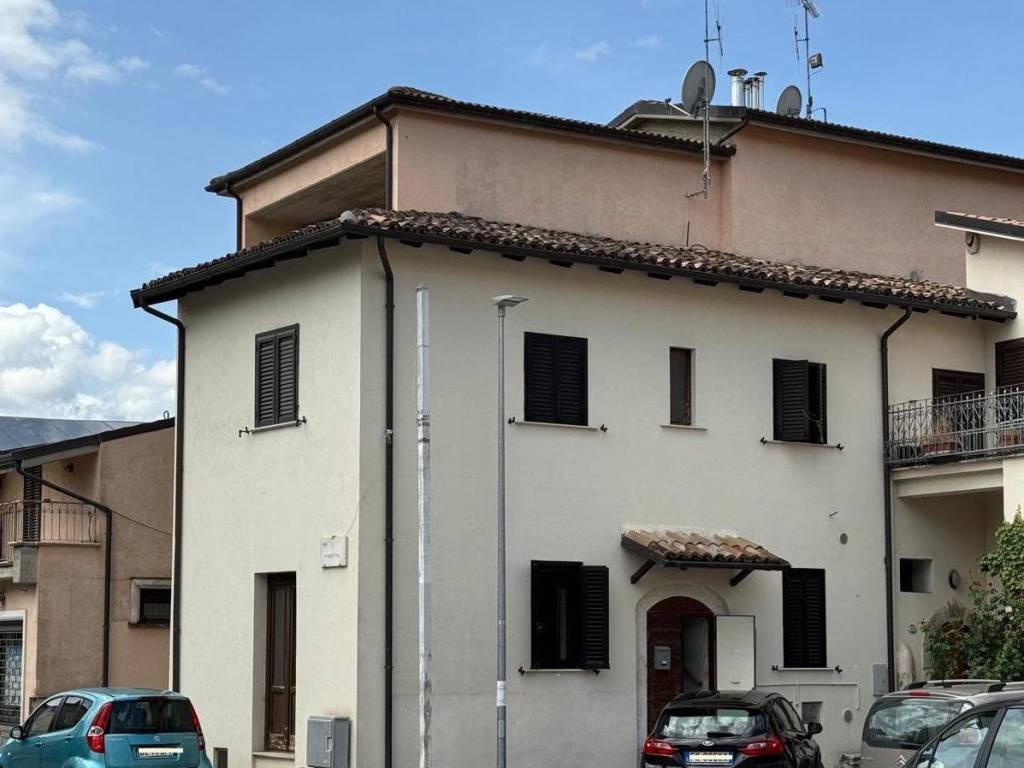 casa indipendente in vendita a L'Aquila in zona Collebrincioni
