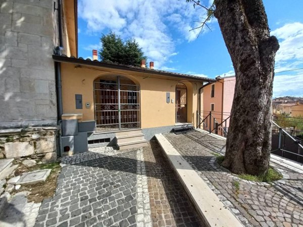 casa indipendente in vendita a L'Aquila in zona Assergi