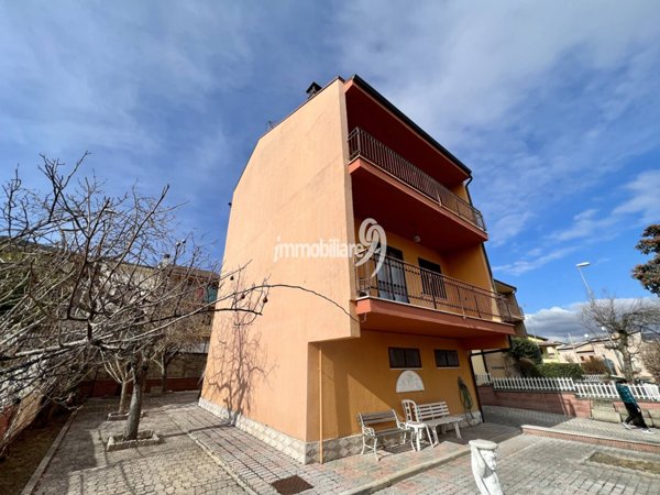 casa indipendente in vendita a L'Aquila in zona Pianola