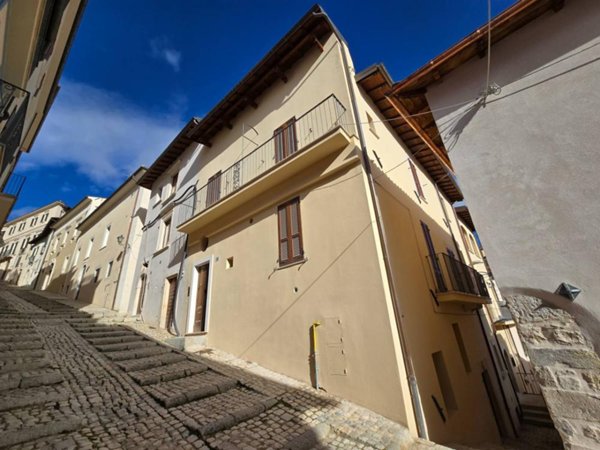 casa indipendente in vendita a L'Aquila in zona Centro Città