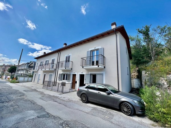 casa indipendente in vendita a L'Aquila in zona Poggio di Roio