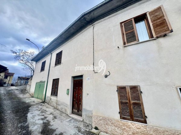 casa indipendente in vendita a L'Aquila in zona Pettino