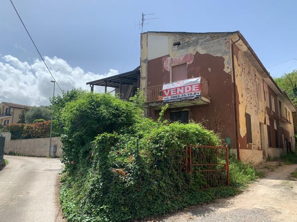 esavano in vendita a L'Aquila in zona Centro Città
