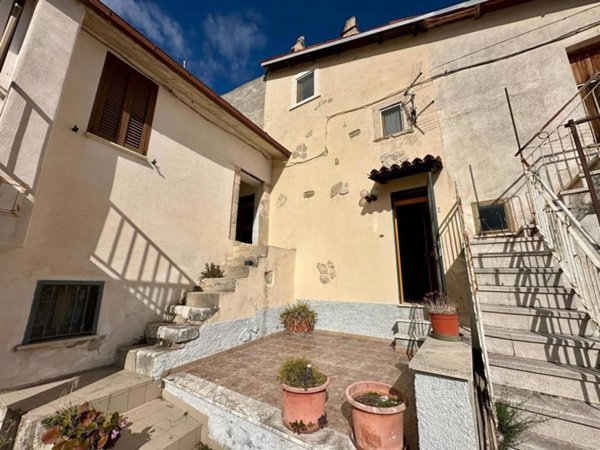 casa indipendente in vendita a L'Aquila in zona Preturo