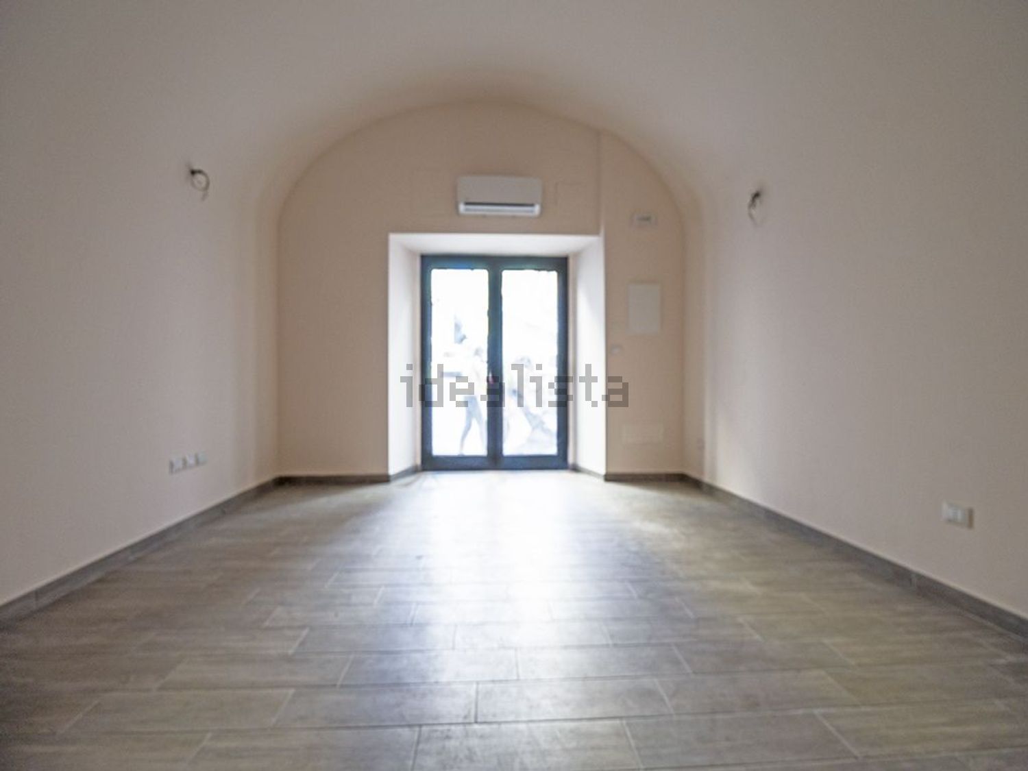 locale commerciale in vendita a L'Aquila in zona Centro Città