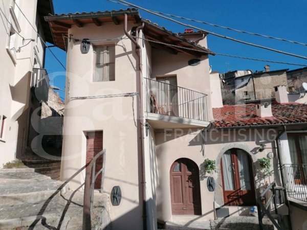 casa indipendente in vendita a L'Aquila in zona Collebrincioni