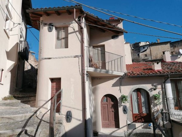 casa indipendente in vendita a L'Aquila in zona Assergi