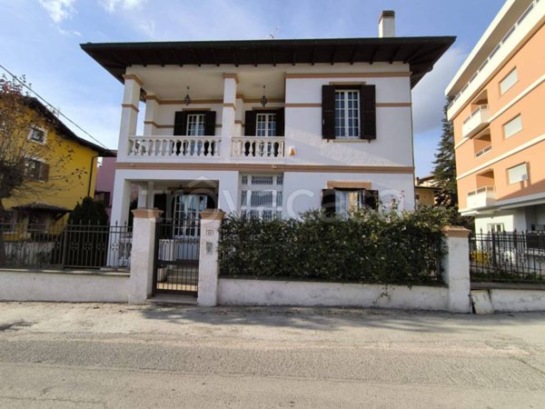casa indipendente in vendita a L'Aquila