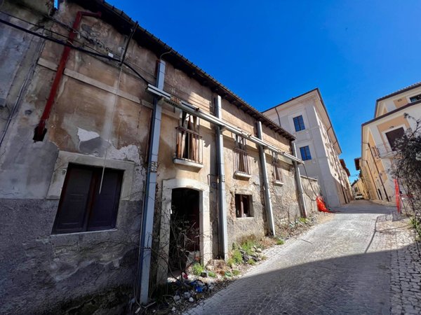intera palazzina in vendita a L'Aquila in zona Centro Città