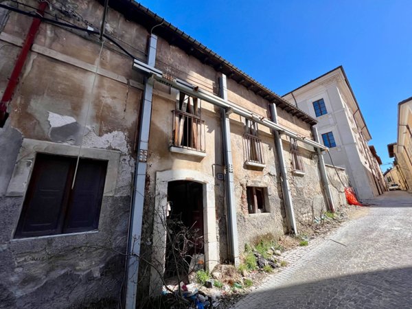 casa indipendente in vendita a L'Aquila in zona Centro Città