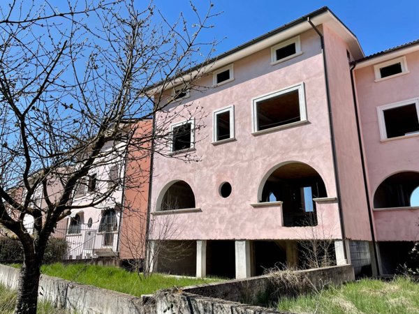 casa indipendente in vendita a L'Aquila in zona Tempera