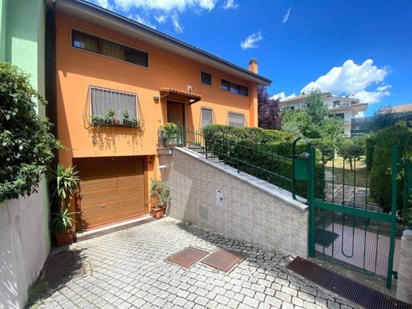 casa indipendente in vendita a L'Aquila in zona Coppito