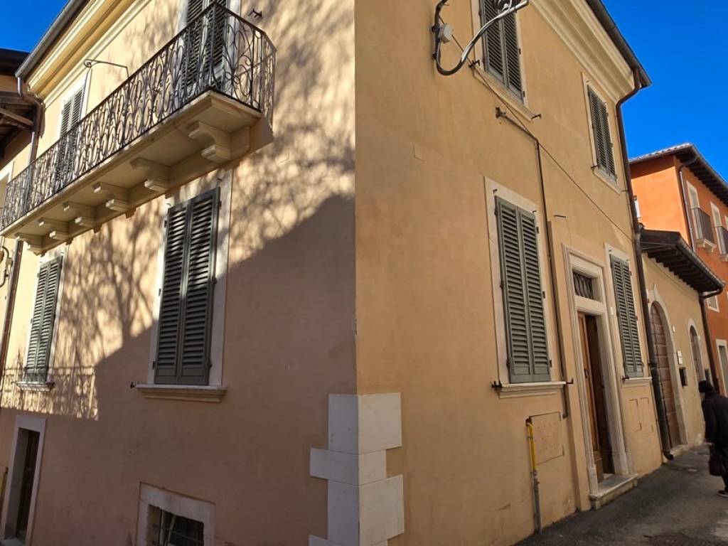 negozio in vendita a L'Aquila in zona Centro Città