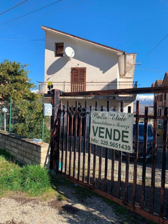 casa indipendente in vendita a L'Aquila in zona Pianola