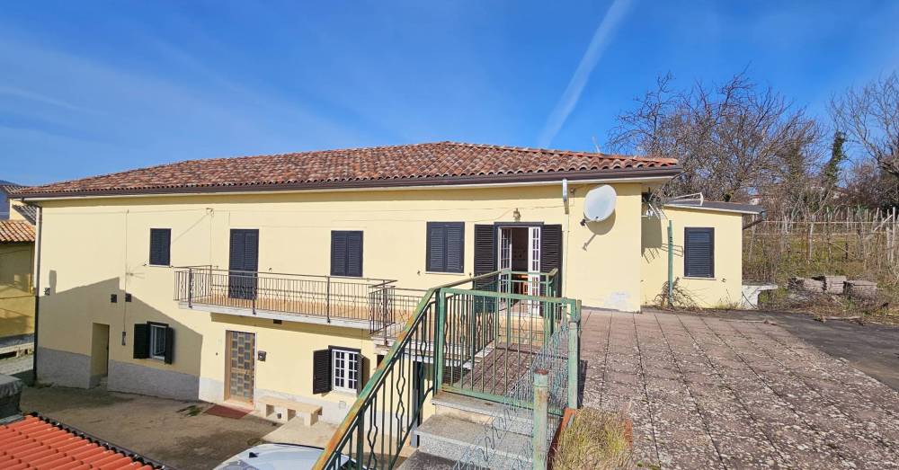 casa indipendente in vendita a L'Aquila in zona Sassa