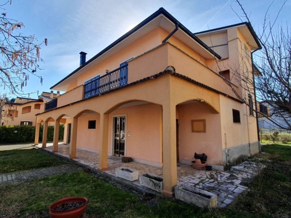 casa indipendente in vendita a L'Aquila in zona Sassa