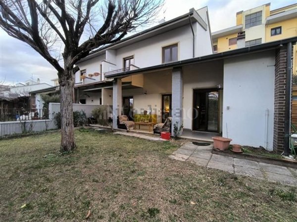 casa indipendente in vendita a L'Aquila in zona Pettino