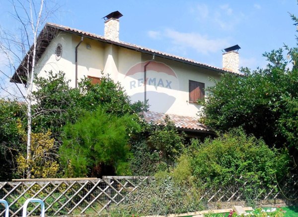 casa indipendente in vendita a L'Aquila in zona Roio Piano