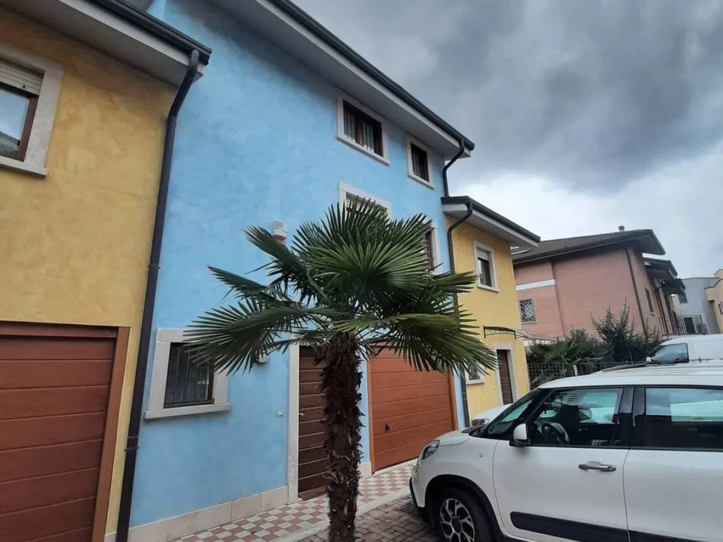casa indipendente in vendita a L'Aquila in zona San Giuliano
