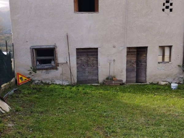 casa indipendente in vendita a L'Aquila in zona Preturo