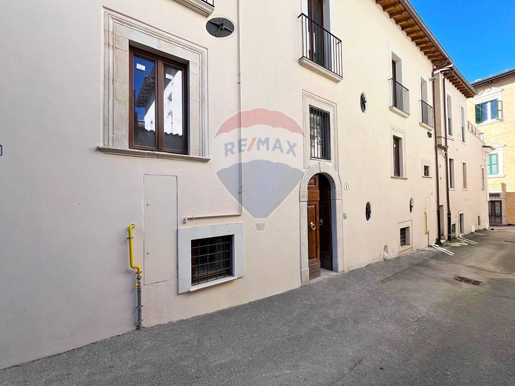 casa indipendente in vendita a L'Aquila in zona Centro Città