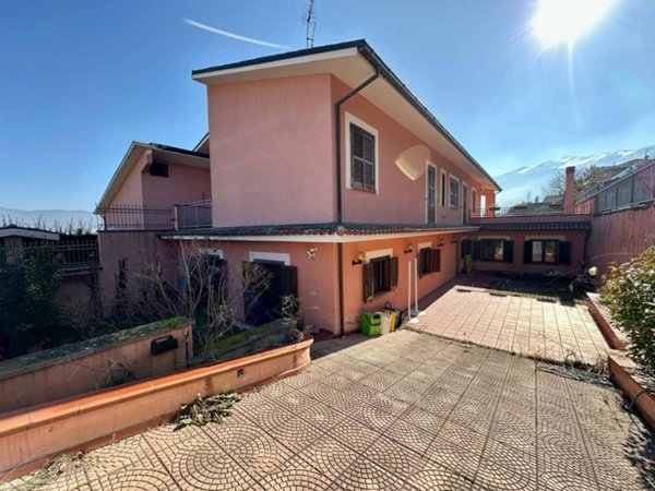 casa indipendente in vendita a L'Aquila