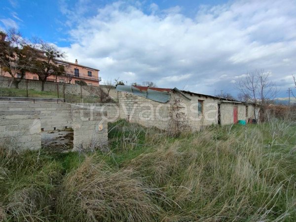 locale commerciale in vendita a L'Aquila in zona Torrione