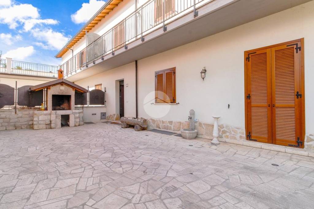casa indipendente in vendita a L'Aquila in zona Pettino