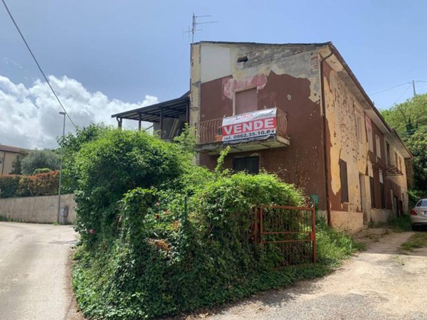 casa indipendente in vendita a L'Aquila in zona Pianola