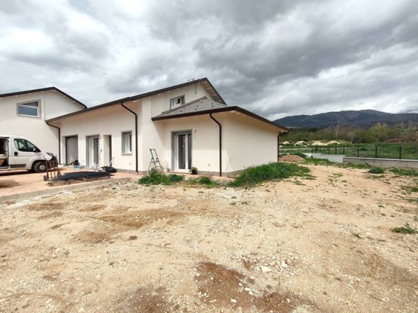casa indipendente in vendita a L'Aquila in zona Tempera