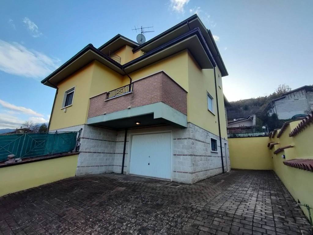 casa indipendente in vendita a L'Aquila in zona Pianola