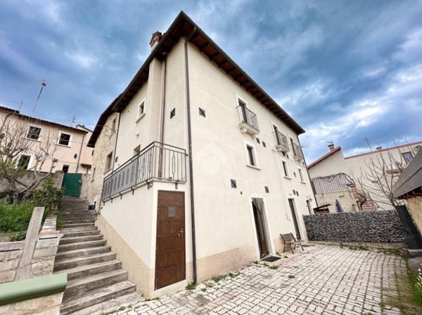 casa indipendente in vendita a L'Aquila in zona Sant'Elia