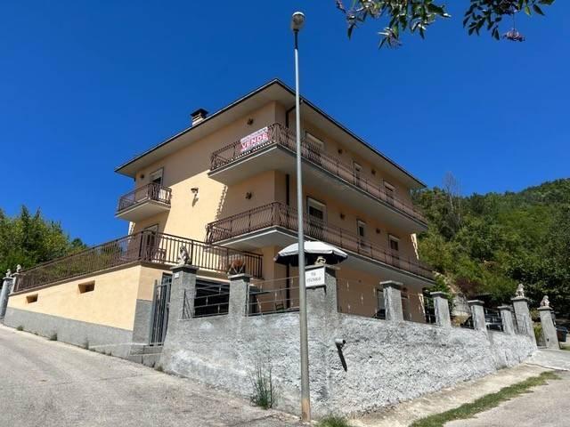 casa indipendente in vendita a L'Aquila in zona Collebrincioni