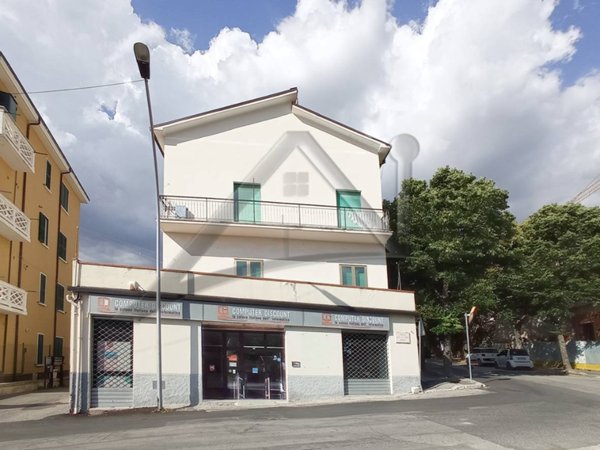 locale commerciale in vendita a L'Aquila in zona Centro Città