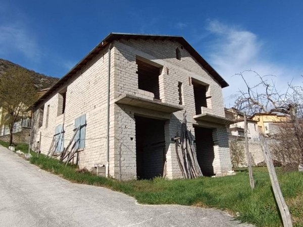 casa indipendente in vendita a L'Aquila in zona Preturo