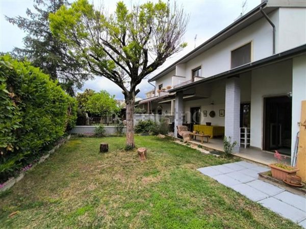 casa indipendente in vendita a L'Aquila in zona Pettino