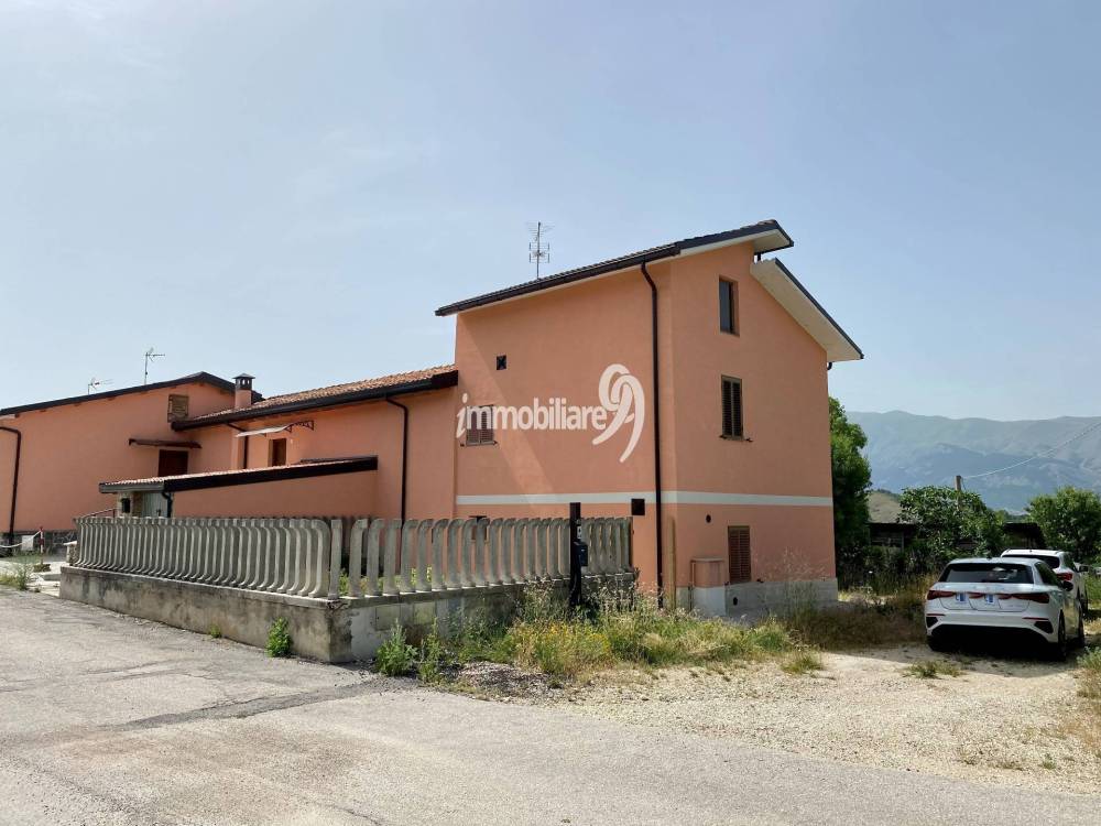 casa indipendente in vendita a L'Aquila