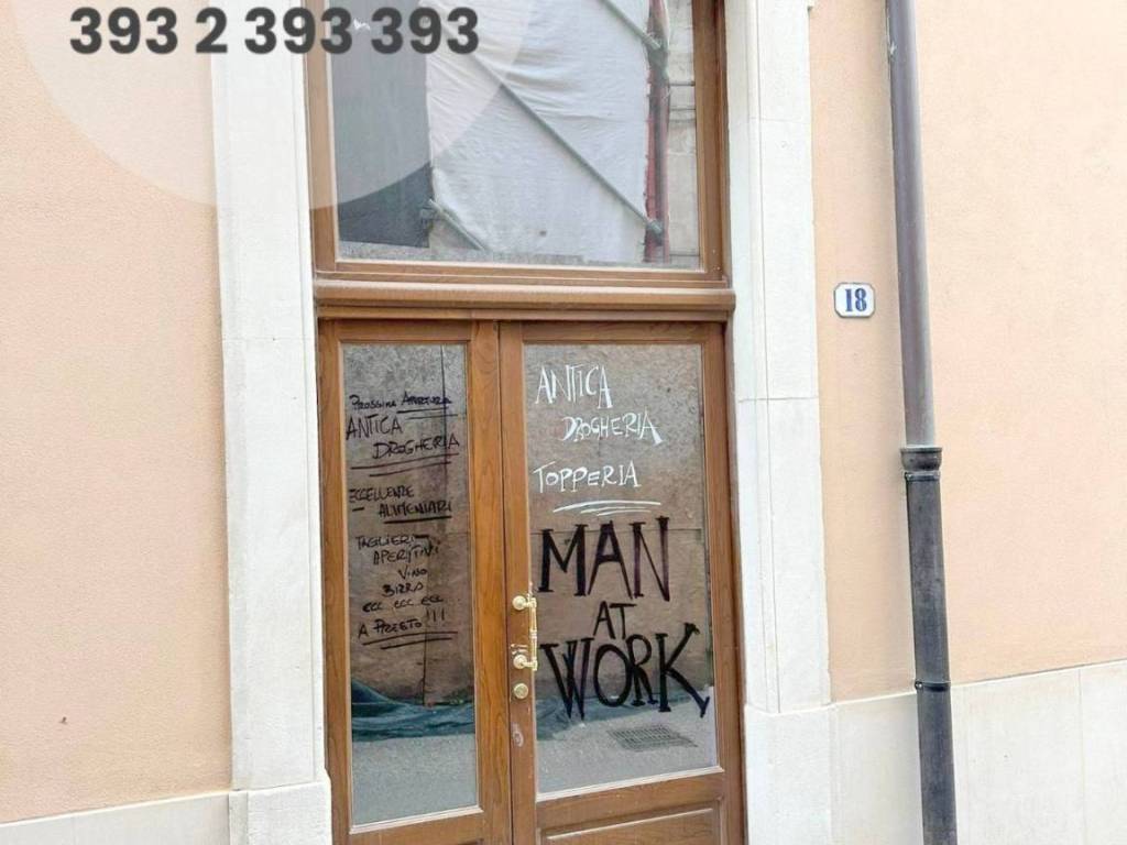 negozio in vendita a L'Aquila in zona Centro Città