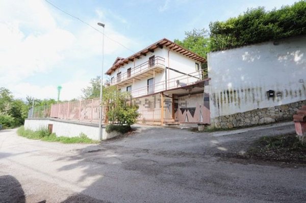 casa indipendente in vendita a L'Aquila