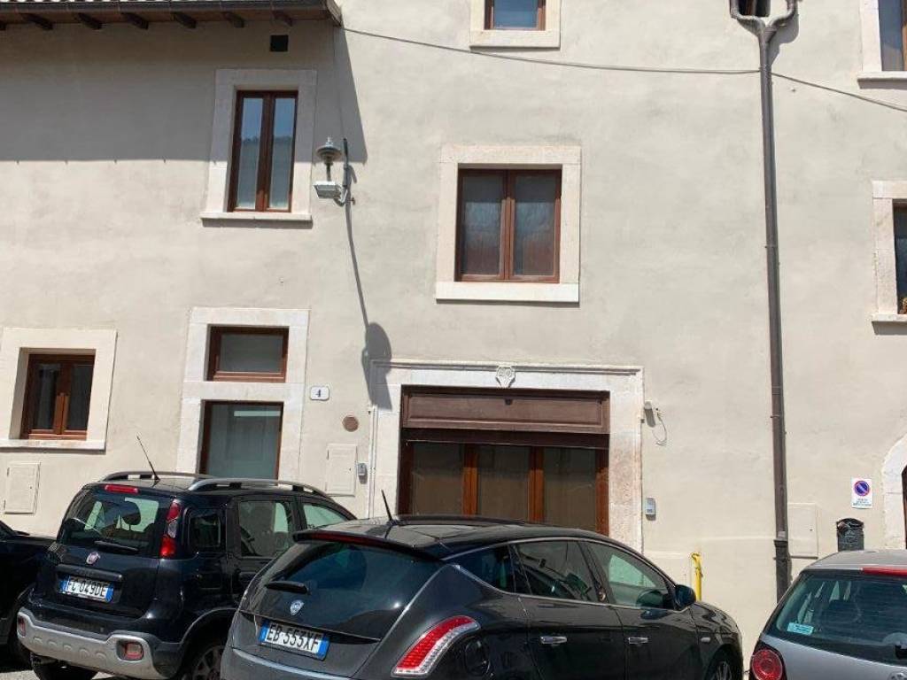 casa indipendente in vendita a L'Aquila in zona Centro Città