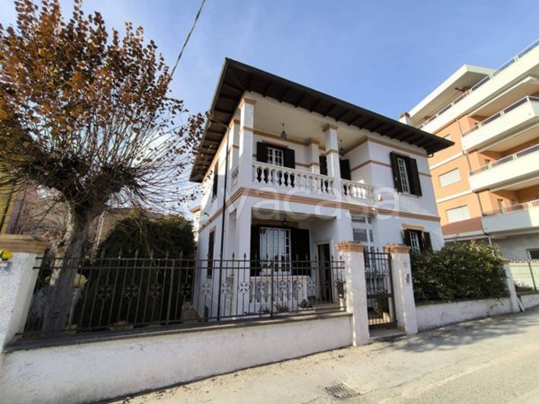 casa indipendente in vendita a L'Aquila