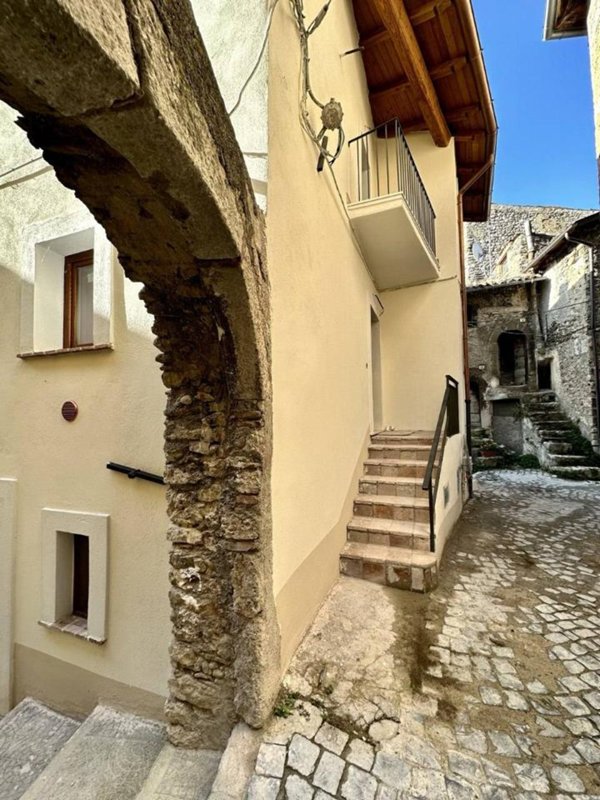 casa indipendente in vendita a L'Aquila in zona Assergi